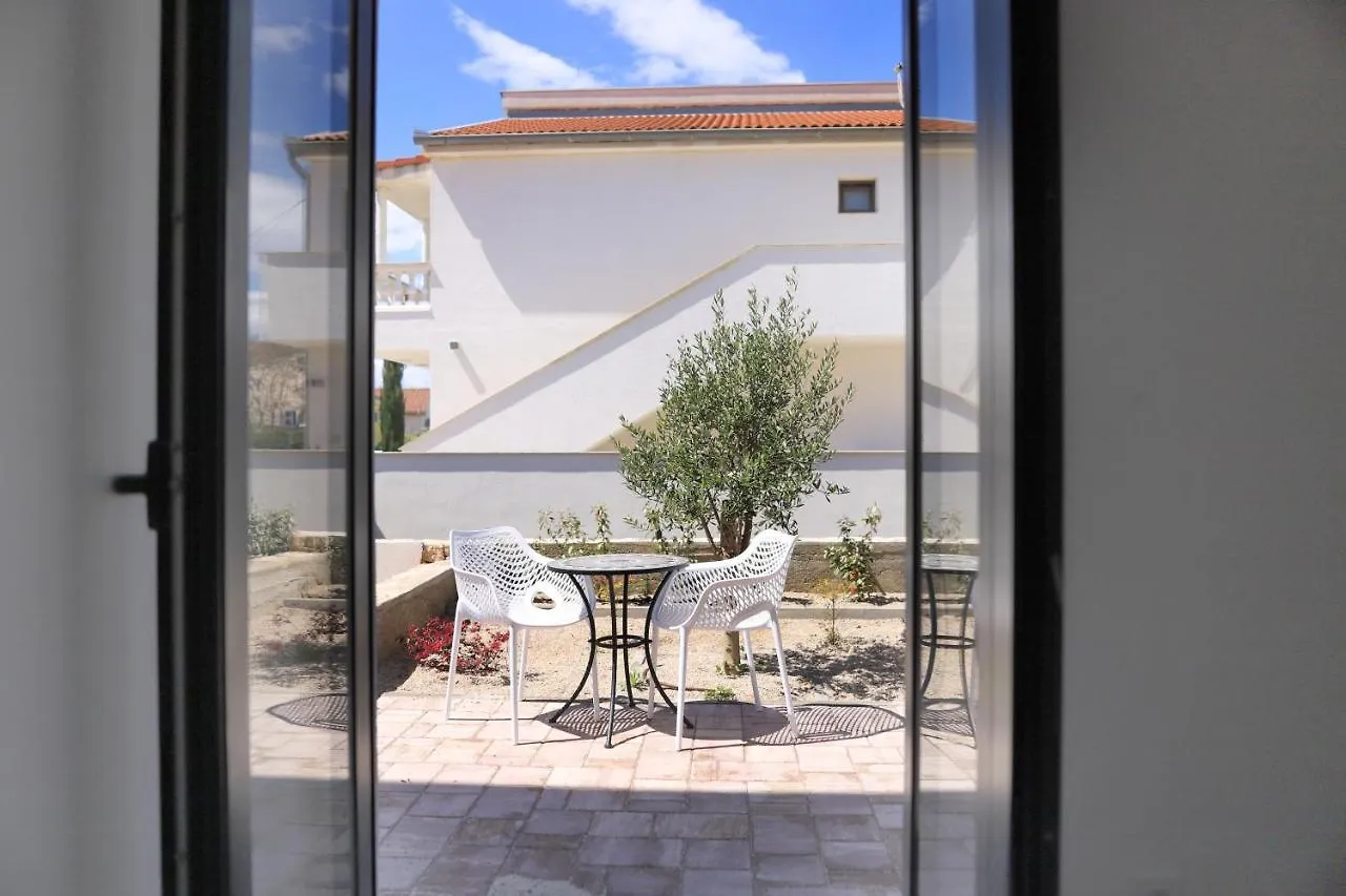 Apartments Terra Sun With Private Pool Or Jacuzzi Njivice