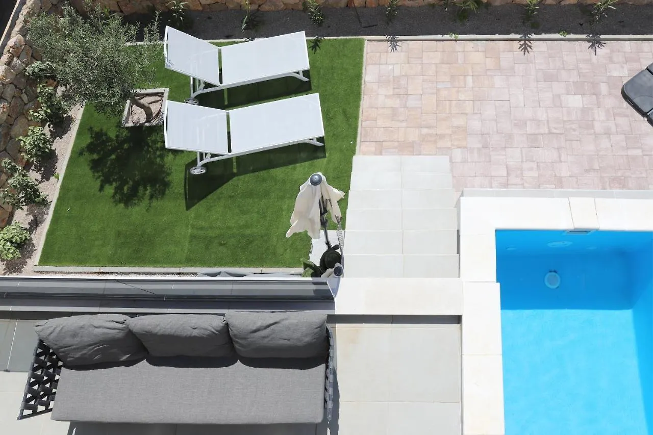 Apartments Terra Sun With Private Pool Or Jacuzzi ニヴィーチェ 0*,  クロアチア